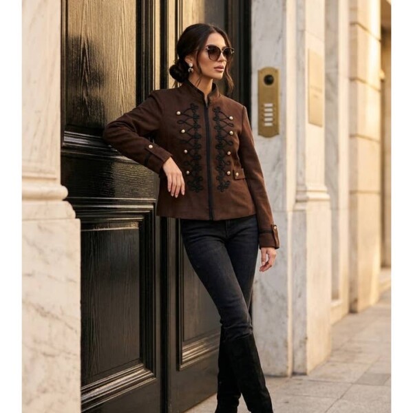 chaqueta de mujer con bordados decorativos